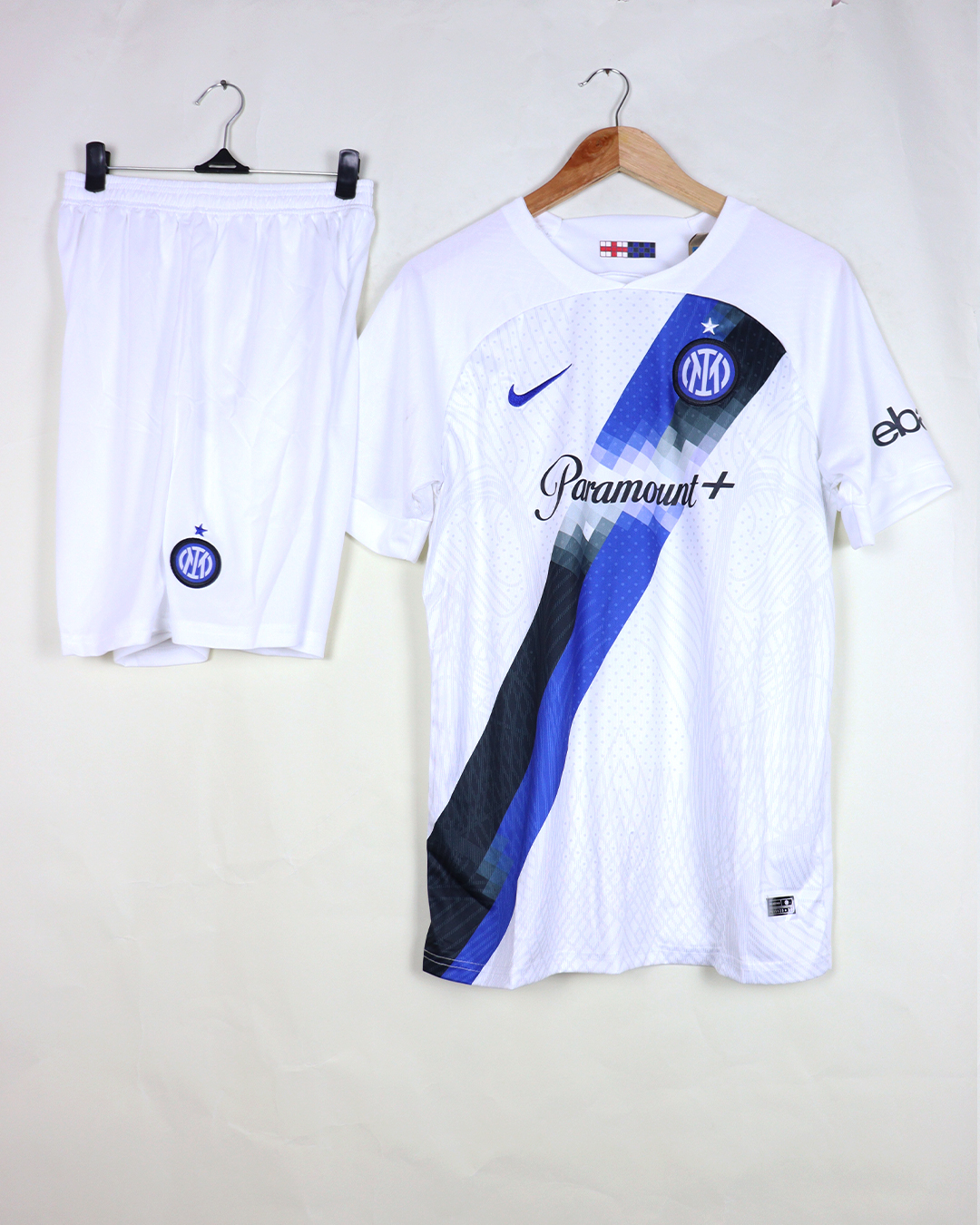 انتر ميلان الأبيض 23/24 مشجع