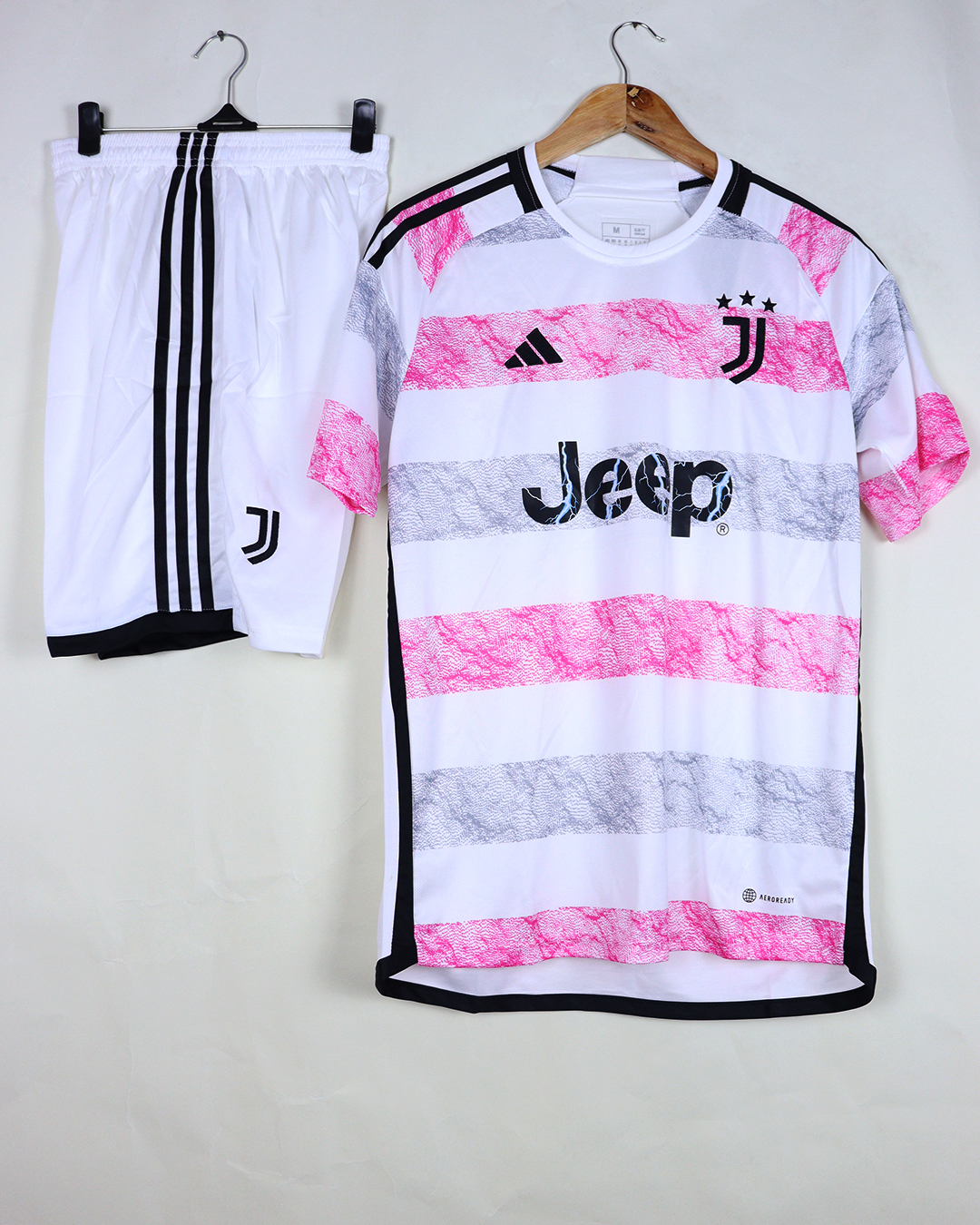 يوفينتوس الأبيض 23/24 مشجع