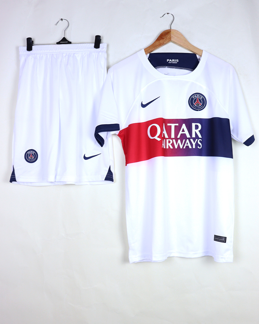 باريس سان جيرمان الأبيض مشجع 23/24